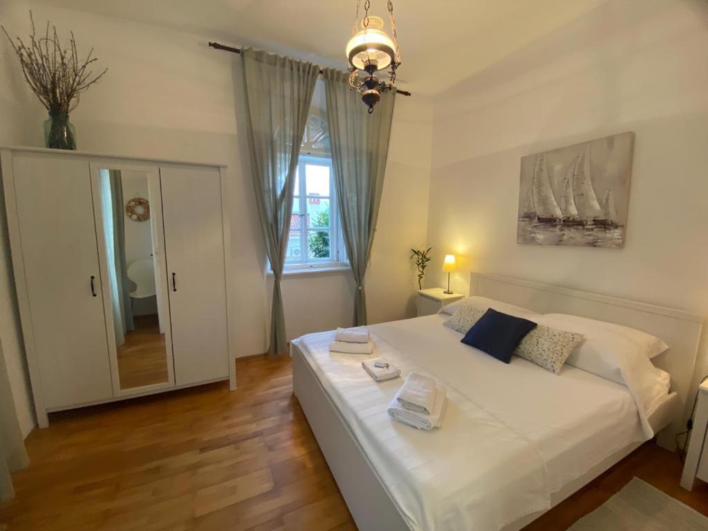 Apartments Rafaela กอร์จูลา ภายนอก รูปภาพ